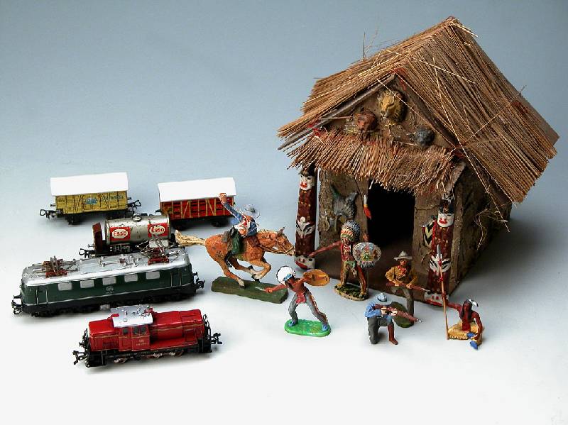 Elastolin, IndianerhÜtte mit insges. 12 Figuren, davon 6 x Masse und 6 x Hartplastik , 1 Baum, guter Zustand, sammelwÜrdig, alle Figuren gemarkt