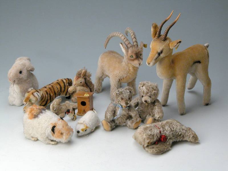 Konvolut Steiff-Tiere, 60er Jahre, 1 x Juko Nr. 335.00 mit Knopf und Fahne, H. ca. 30 cm, 1 x Steinbock Nr. 132800 mit Knopf und Fahne, H. ca. 27 ...