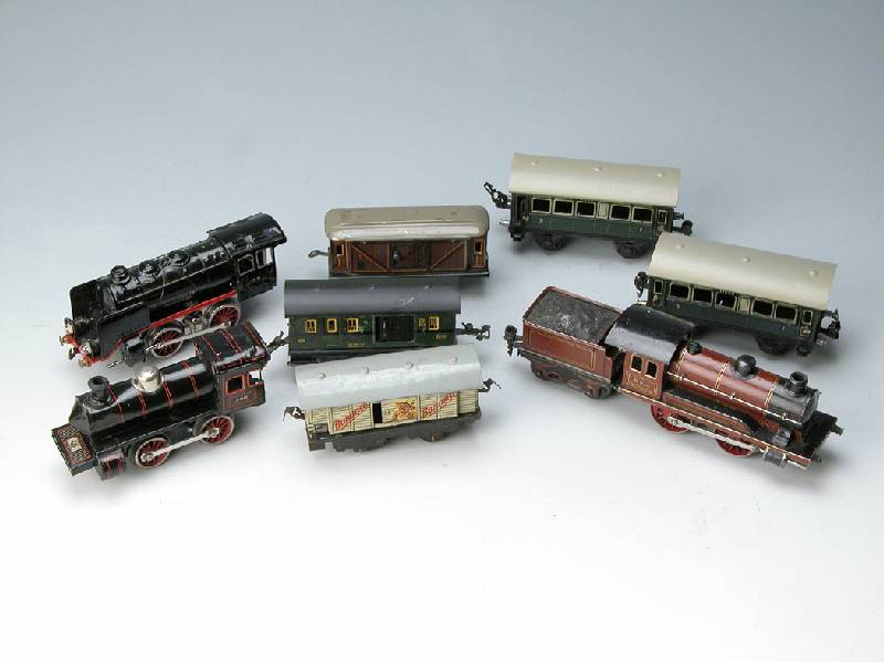 MÄrklin-Lok, Spur 0, mit 2 Personenwagen, Lok-Nr. R 950, weinrot, 2 x Pers.wagen 17250, alle gemarkt, guter Zustand