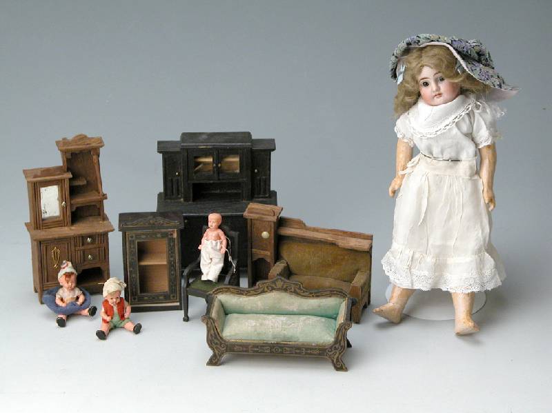 Puppe, Frankreich, um 1910, Kopf Biskuit- porzellan, Paperweightaugen, Haare Mohair, Kurbelkopf, Steifgelenke, l. bespielt, Kleider sek aber aus ...