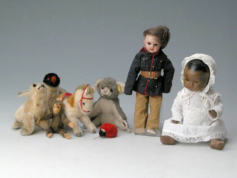 Puppe, Armand Marseille, um 1910/20, fÜr den franz. Markt, Schlafaugen, Kopf Biskuitpor- zellan, Kurbelkopf, franz. GelenkkÖrper, Kugel gelenke, ...