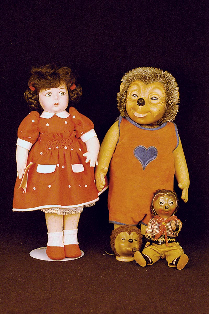 Konvolut Steiff, 50er/60er Jahre, Mecki- Familie, in versch. GrÖßen, meist orig. Kleidung (1 x sek.), von ca. 17 cm - 50 cm, altersbed. ...