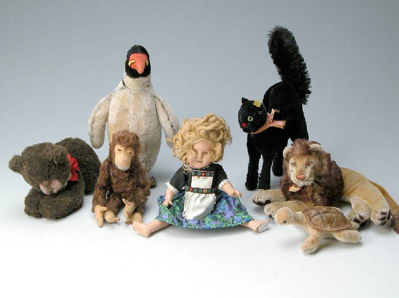Konvolut Steiff, 50er/60er Jahre, 1 x BÄr Wiggi, mit Knopf und Fahne, 1 x Schimpanse Jocko, mit Knopf, 1 x Pinguin Peggy, mit Knopf und Fahne, ...