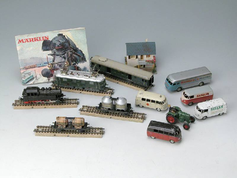 Sechs MÄrklin-Autos, 50er/60er Jahre, davon 5 VW-Busse: Sillan, Rotes Kreuz, Gasolin , 1 x Phoenix-Gummi, ein Traktor mit Fahrer, alle stark ...