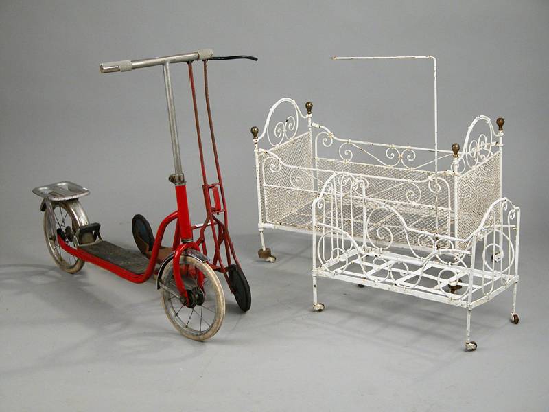 2 Kinderroller, deutsch, ca. 50er Jahre, beide Metall rot staffiert, z.T. korrodiert, LenkerhÖhe ca. 75 bzw. 80 cm, bespielt