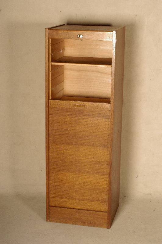 Rolladenschrank, deutsch, um 1950/60, Eichefurnier, 3 EinlegebÖden, funktions- fÄhig, leicht Gebrauchsspuren, ca. 135x46x42 cm