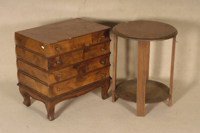 ArtDeco-Beistelltisch, Frankreich, um 1930, Nußbaum massiv, zeittypische Verzierung, kannelierte Tischbeine, untere Ablage, wohn- fertiger ...