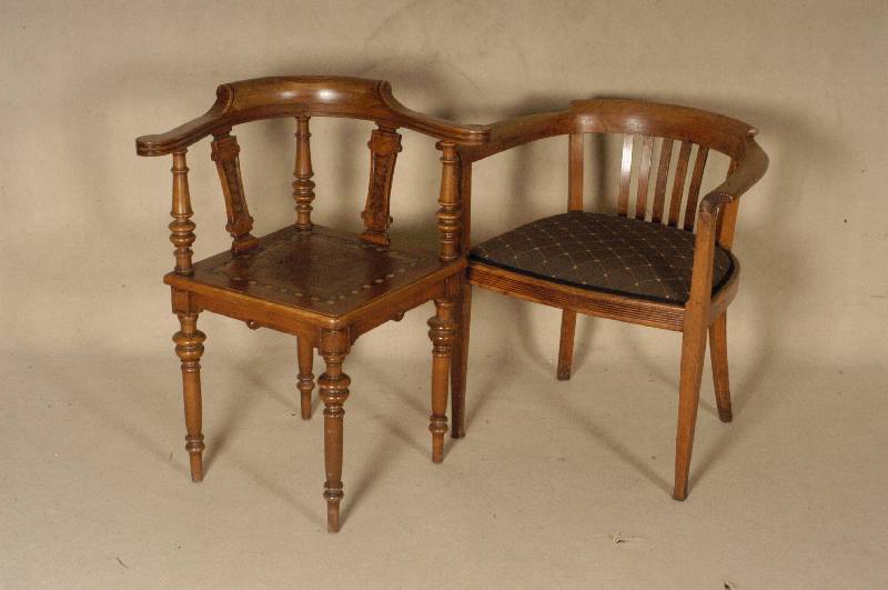 Eckstuhl, deutsch, um 1895/1900, Buche und Nußbaum massiv, Nußbaumfurnier, reiche Drech- selarbeit, ZwischenstÜcke gedrechselt, mit ...