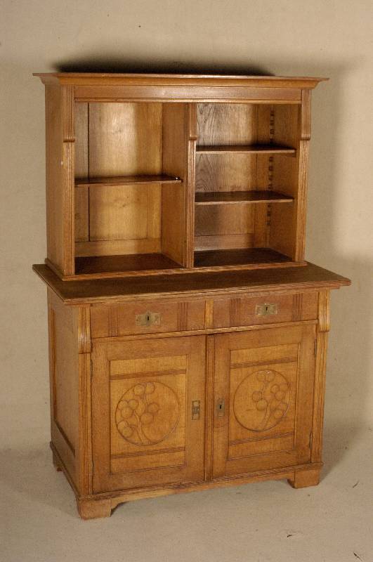 Aufsatzschrank, deutsch/MÜnchen, um 1902/04, zum grÖßten Teil auf Rahmen gearbeitet, Ober- teil asymetrisch angeordnet, Lisenen 4-fach gerieft, ...