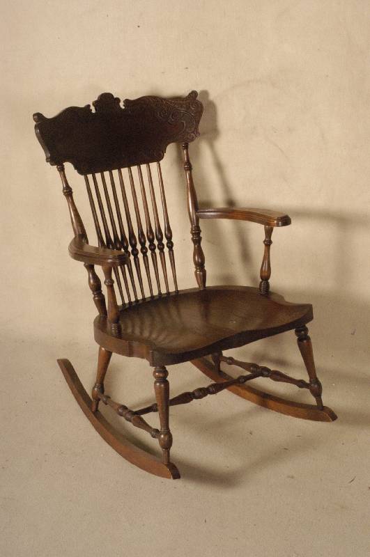 Schaukelstuhl, England, um 1900, Eiche bzw. Nußbaum massiv, Barockstil mit viktorianischem Einfluß, reiche Drechselarbeit, Lehne ge- schnitzt ...