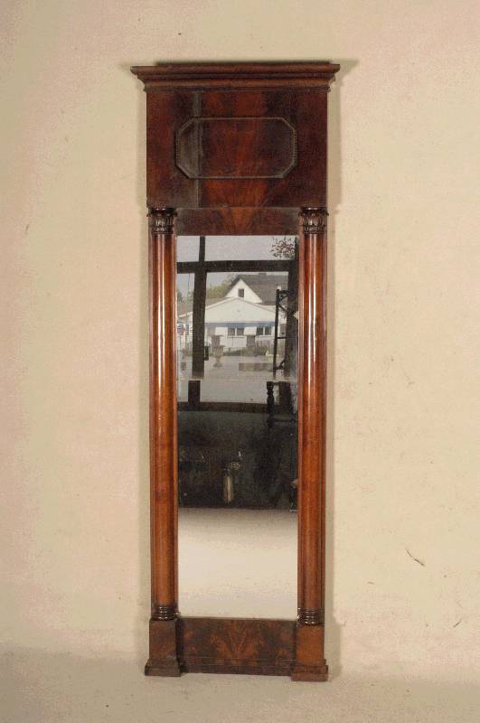 Flurspiegel, norddeutsch, um 1880, Korpus Weichholz, Pyramidenmahagonifurnier gespie- gelt, korinthische SÄulenkapitele, Kopf und Fuß doppelt ...