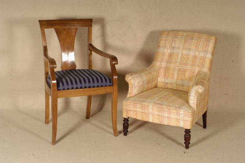 Armlehnstuhl, deutsch, um 1930, deutsches ArtDeco, Nußbaum massiv, Bezug erneuert, Ge- brauchsspuren, ca. 99x60x53 cm, Sh. ca. 52 cm, St. ca. 47 cm