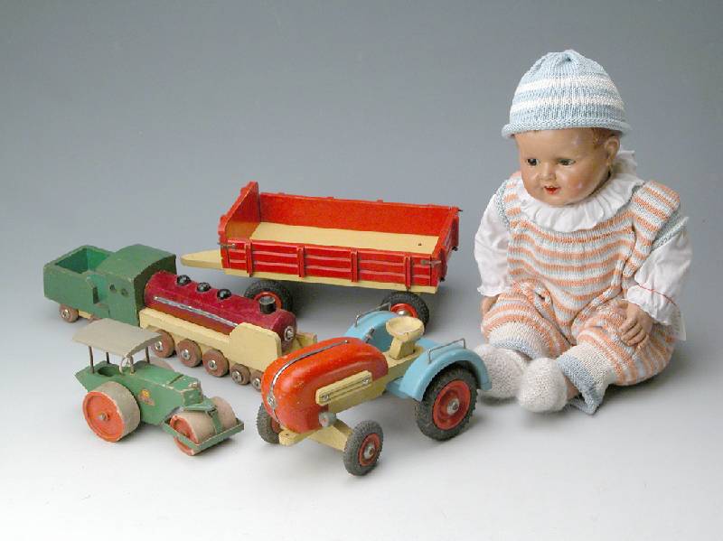 Baby-Puppe, KÄmmer & Reinhard, Ende 20er Jahre, gestopfter StoffkÖrper, Arme, Beine und Kopf Mischmasse, eingesetzte braune Glasaugen, offener ...