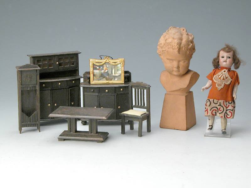 Puppenstubeneinrichtung, deutsch, um 1910, Eiche dunkel gebeizt, kannelliert, bestehend aus: Anrichten, Aufsatzbuffet, Tisch mit sechs StÜhlen, ...
