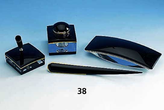 4-teilige Montblanc MeisterstÜck Schreibtisch- garnitur: best. aus: Tintenglas, Nr. 27100, FÜllhalterstÄnder Nr. 27146, LÖschwiege Nr. 27200 ...