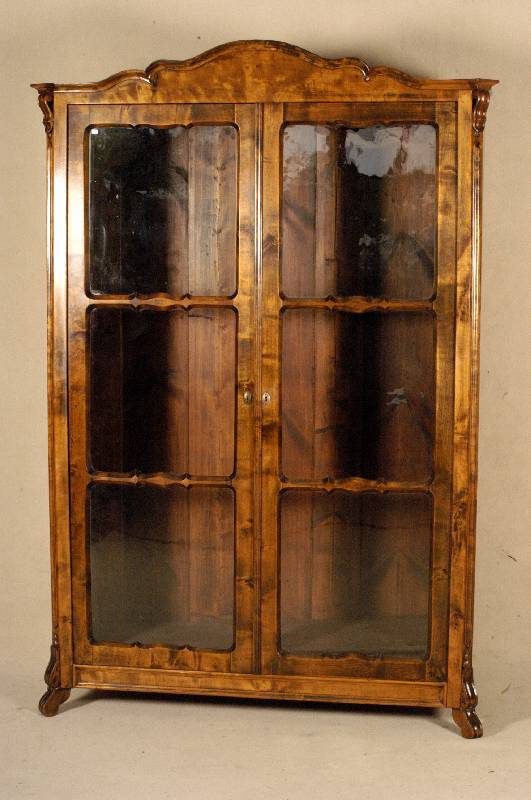 Glasvitrine, deutsch, um 1860, Louis-Philippe, Korpus Weichholz, Birke massiv, nußbaumfarben, 2 große GlastÜren, versprosst, mit sogenannter ...