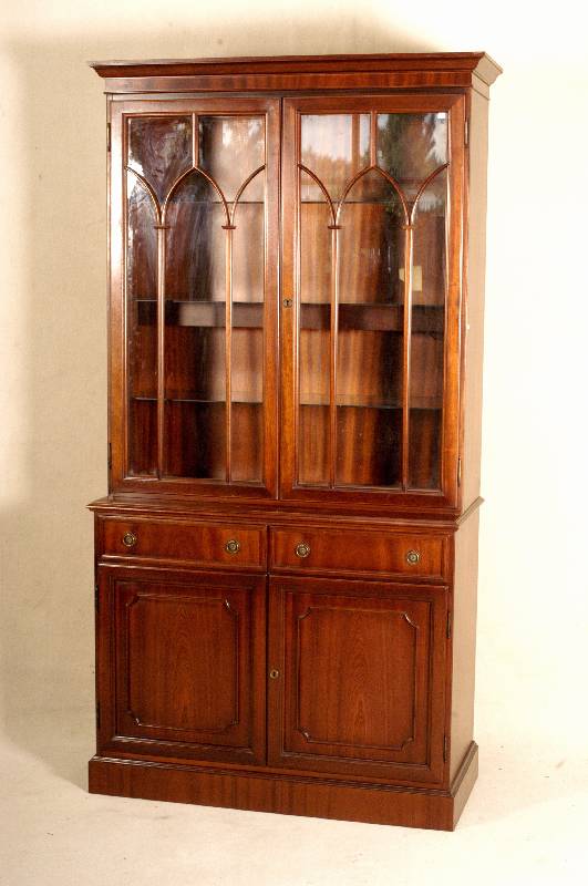 Vielzweckschrank, England, Sheratonstil, Korpus Weichholz, Mahagoni- bzw. Pyramidenmahagonifurnier gespiegelt, Oberteil versprosst, Kopfleiste ...