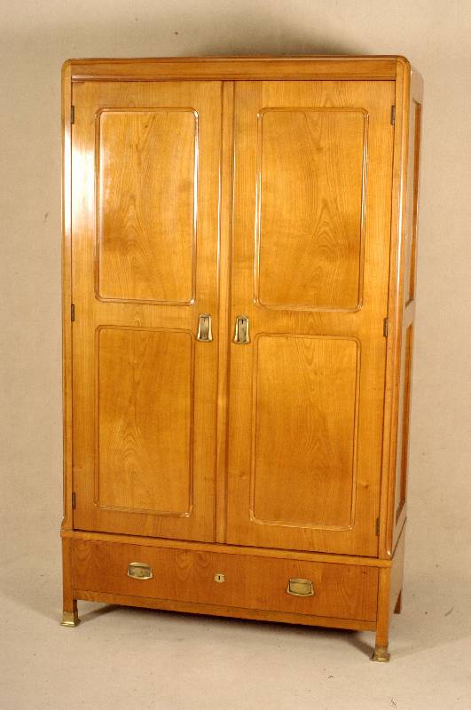 ArtDeco-Schrank, Österreich, um 1925, Korpus Weichholz, Kirschbaumfurnier, abgerundete Ecken, Seiten und TÜren mit DoppelfÜllungen, unten 1 ...