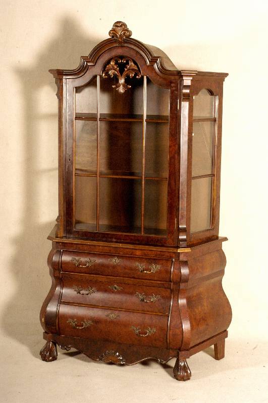 Barockstilvitrine, Holland, nach altem Vorbild, Korpus Weichholz/Hartholz, Wurzelnussfurnier, z.T. gespiegelt, schÖnes Furnierbild, Kanten ...
