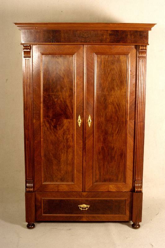 GrÜnderzeitschrank, deutsch, um 1880, Korpus Weichholz, Nußbaum- bzw. Wurzelnußfurnier, z.T.gespiegelt, Lisenen 4-fach gerieft, ...