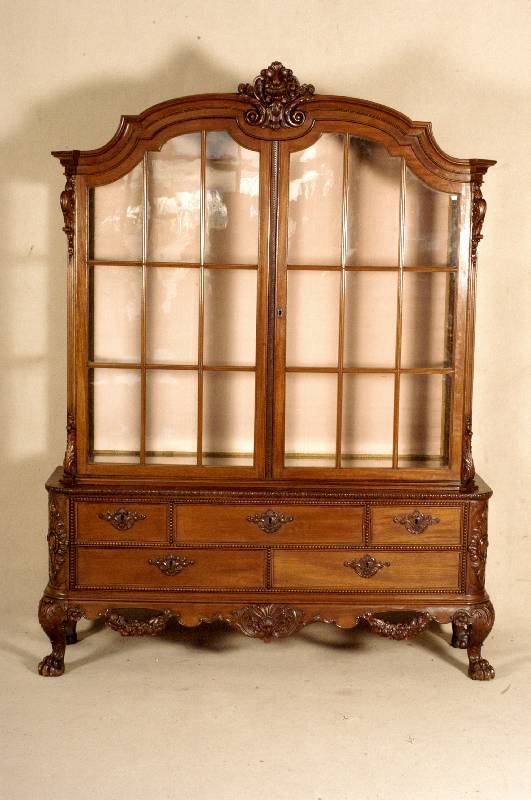 Glasvitrine, deutsch, um 1900, Nußbaum massiv, Nußbaumfurnier, 2-teilig, Unterteil mit geschnitzten TatzenfÜßen, Frontleiste mit schÖnen ...