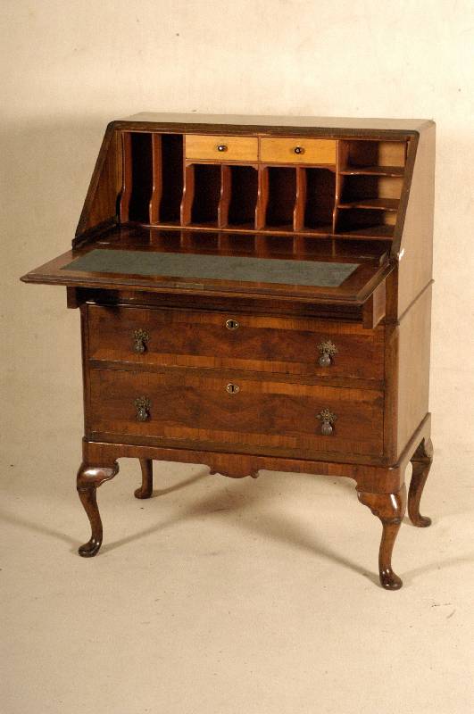 SekretÄr, England, um 1910, Korpus Weichholz, Nußbaum- bzw. Wurzelnußfurnier, getragen von Barockstil-FÜßen, 3 Schubladen, SchrÄgklappe, ...