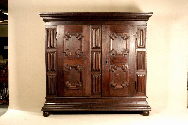 Dielenschrank, deutsch/wohl Hessen, um 1780, Korpus Weichholz, Eiche massiv, dunkel gebeizt, mehrfach gekehlt und gewulstet, zum Kranz ...