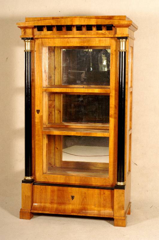 Biedermeierstilvitrine, mitteldeutsch, im Stil von 1830, Korpus Weichholz, Kirschbaum- furnier, z.T. schwarz gelackt, allseitig verglast, 3 ...