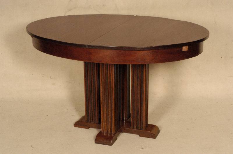 Ovaler Ausziehtisch, Holland, um 1920, ArtDeco, Amsterdamer Schule, Platte Nußbaum massiv, Zarge Nußbaumfurnier, eckige FÜße mit aufgesetzter ...