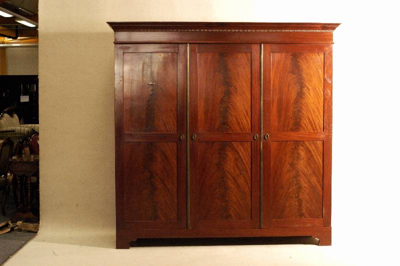 Garderobenschrank, deutsch, um 1900, im englischen Stil, Korpus Weichholz, Mahagonifurnier, Inlets Pyramidenmahagoni- furnier gespiegelt, Front ...