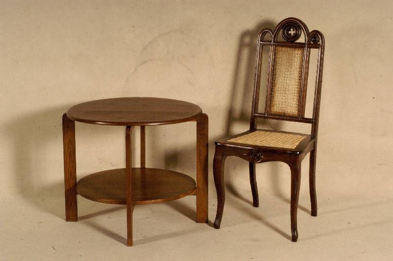 Runder Beistelltisch, deutsch, um 1925, ArtDeco, Eiche massiv, mit Ablageplatte, leichte Gebrauchsspuren, wohnfertig, ca. H. 60 cm, D. 73 cm