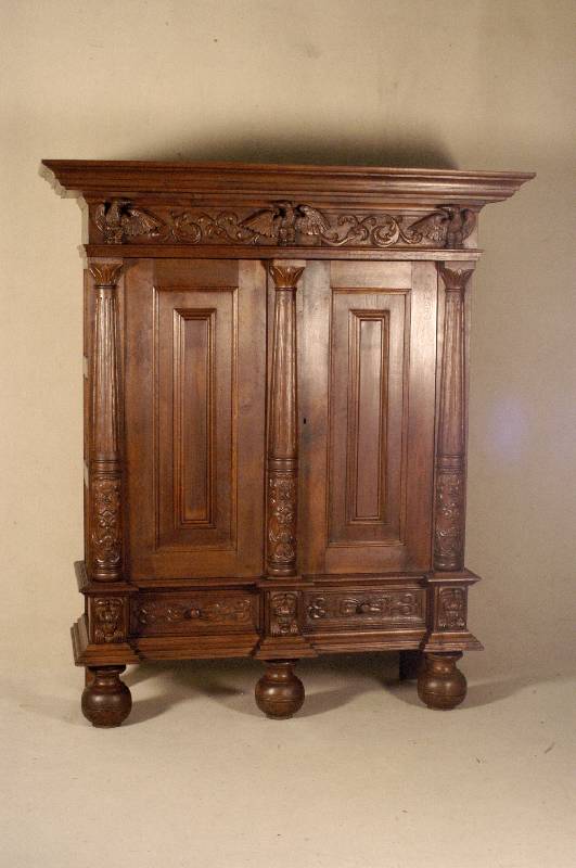 Schrank, norddeutsch, um 1920, Renaissancestil, Eiche massiv, TÜren mit aufgesetzten FÜllungen, Front mit 3 massiven HalbsÄulen, diese gerillt, ...