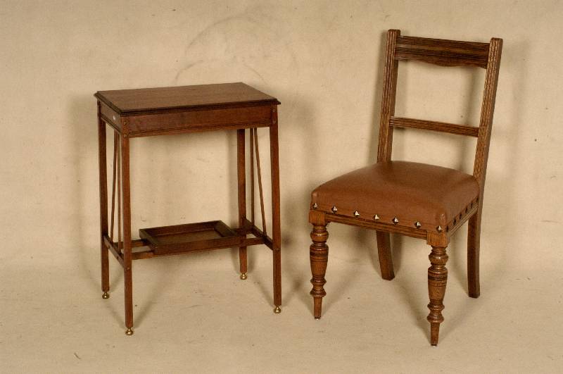 4 StÜhle, England, um 1880, viktorianisch, Eiche massiv, reich gedrechselte Beine, RÜckenlehne gerillt, mit sparsamer Drechselarbeit, ...