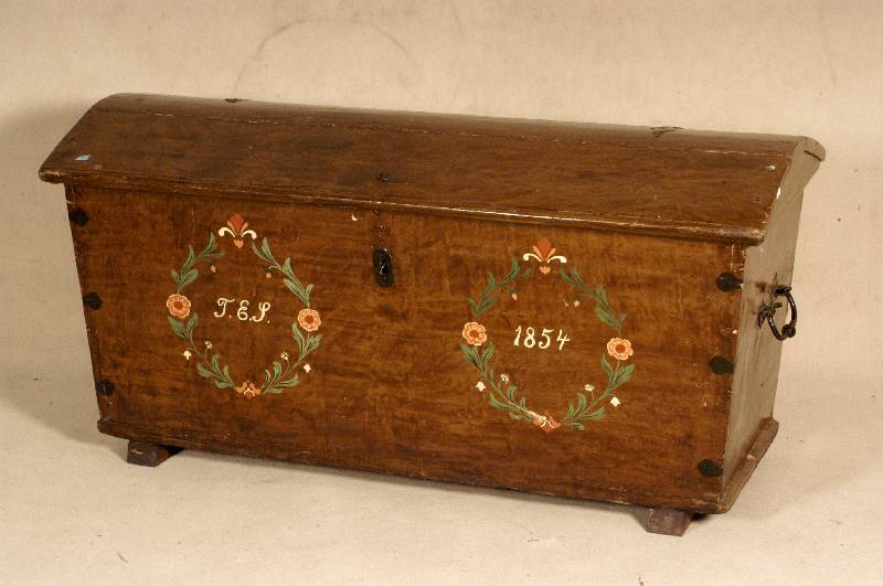 Truhe, deutsch, datiert 1854, bemalt, Deckel leicht gebogen, Schloß original, SchlÜssel fehlt, mit Dokumentenfach, guter Zustand, wohnfertig, ...