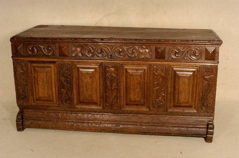 Truhe, deutsch, um 1700, Eiche massiv, SchloßmÖbel, Front mit kissenfÖrmigen FÜllungen, vorkrakend, Rahmen mit Flachschnitzereien, original ...
