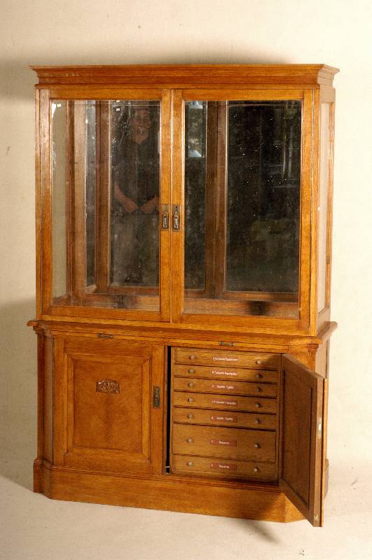 Sammlervitrine, deutsch, um 1910, Designer-Entwurf, Korpus Weichholz, Eiche massiv, Eichefurnier, Unterteil 2-tÜrig, mit leichter ...