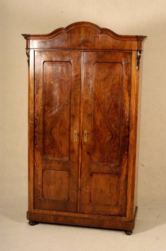 Schrank, deutsch, um 1860, Louis-Philippe, Korpus Weichholz, Nußbaum- bzw. Wurzelnußfurnier, z.T. gespiegelt, KugelfÜße, abgeschrÄgte Ecken, ...