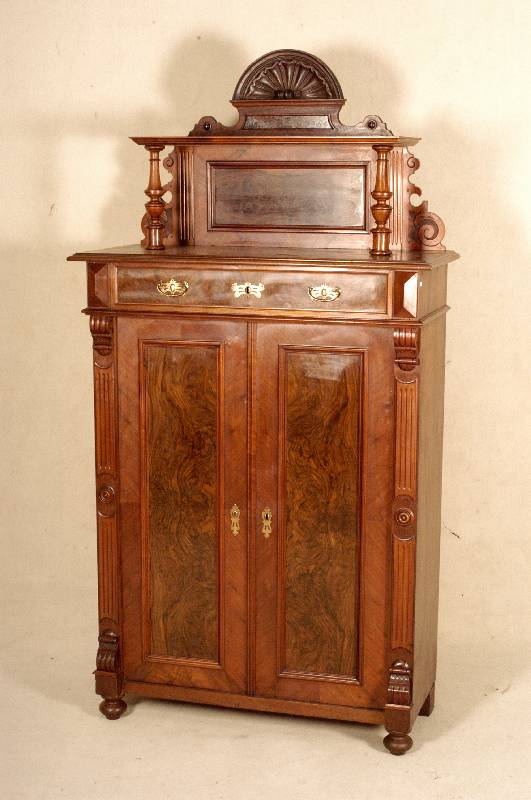 Vertiko, deutsch, um 1880, Korpus Weichholz, Nußbaum- bzw. Wurzelnußfurnier gespiegelt, TÜrfÜllungen mit ausgesuchtem Furnier, seitlich ...