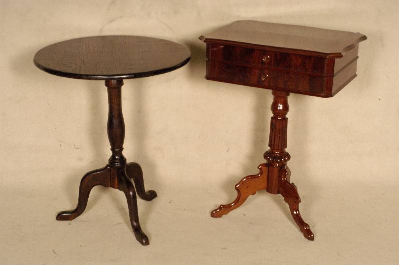 NÄhtisch, mitteldeutsch, um 1850/60, Louis-Philippe, Mahagoni massiv, Mahagonifurnier, gedrechselter Fuß, 3-fach auslaufend, schÖnes Innenleben ...