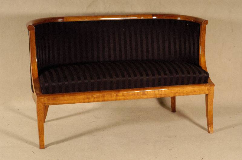Sofa, Biedermeierstil, nach dem Vorbild von 1830, Kirschbaum massiv, Polster und Bezug neu, wohnfertig, handpoliert, sehr bequem, praktisch, ...