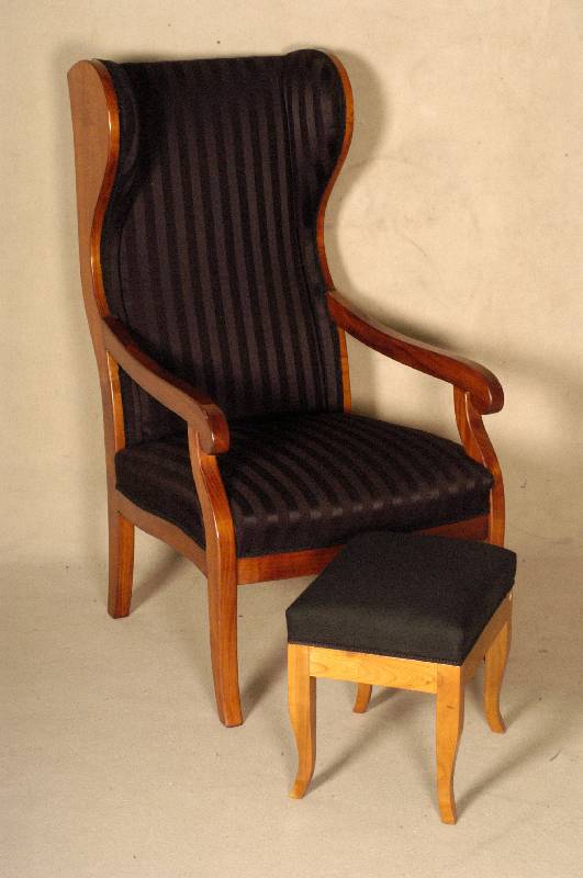 FußbÄnkchen, Biedermeierstil, Kirschbaum massiv, nach altem Vorbild, sehr praktisch, vielfach verwendbar, stabil, wohnfertig, ca. 38x41x30 cm