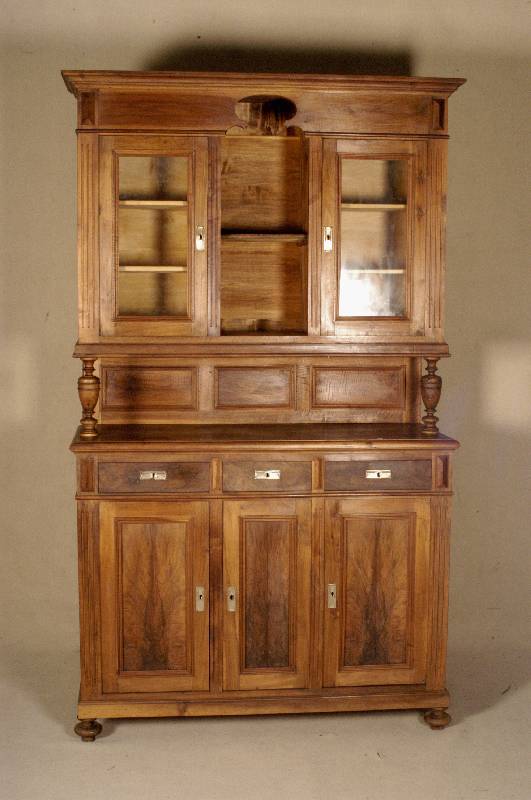 Aufsatzbuffet, Frankreich, um 1910, Jugend- stil, Kastanie massiv, Kastaniefurnier, Oberteil mit 2 Glasvitrinen, Mitte als offene Ablage, Kopfteil ...