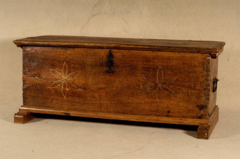 Truhe, deutsch/wohl Westfalen, um 1790, Eiche massiv, Kufen und Leisten wohl spÄter, schÖne kassettierte FÜllungen aus der Zeit, Dokumentenfach ...