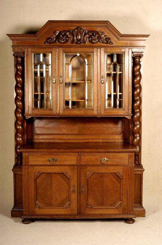 Eichenbuffet, deutsch, um 1910, Korpus Weichholz, Eiche massiv, Eichefurnier, teilbar in fÜnf Elemente, links und rechts vorstehende SÄulen in ...