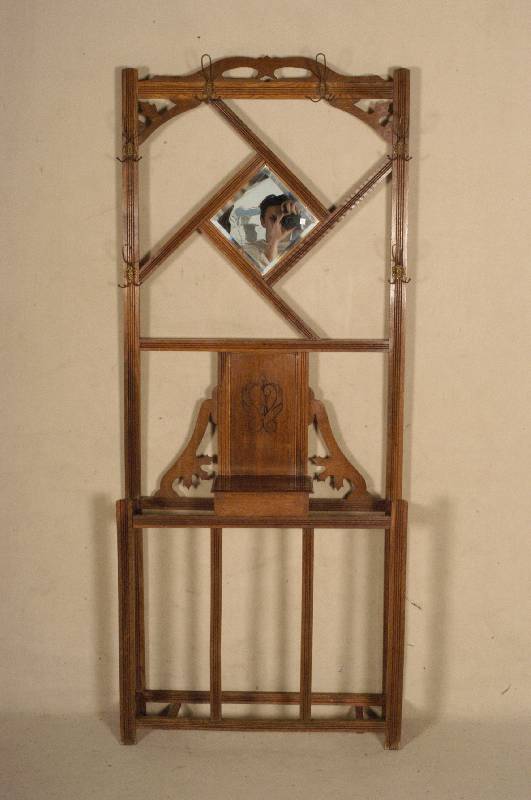 Garderobe, wohl deutsch, um 1900, Jugendstil , Eiche massiv, braun gebeizt, reiche Durch- brucharbeit, vielfach kanneliert, 6 originale ...