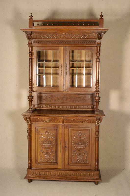 Vielzweckschrank, Belgien, um 1880, Eiche massiv, Front vielfach unterteilt, frei- stehende SÄulen, reiche Drechselarbeit, 4 LÖwenkÖpfe aus dem ...