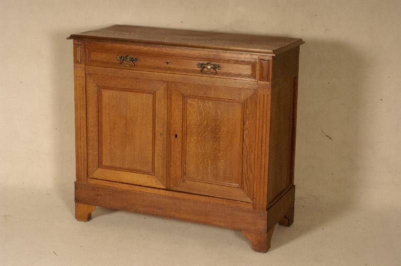 SchrÄnkchen, deutsch, um 1900, auf Rahmen gearbeitet, Eiche massiv, mittelbraun, 2-tÜrig, ein Schub, profilierte LÄngsnuten, ein TÜrschloß ...