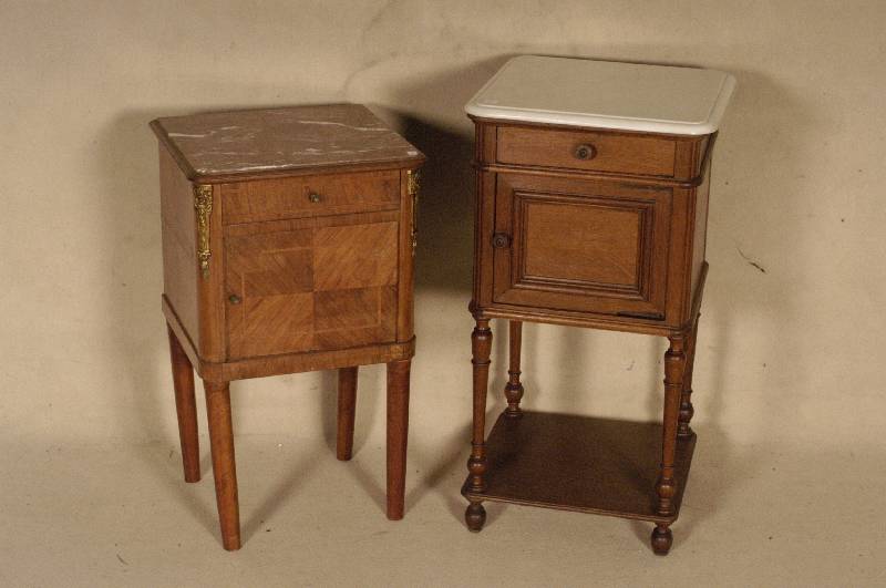 Nachttisch, deutsch, um 1900, Eiche massiv, BalustersÄulen, ein Schub und ein Staufach, mit TÜren, 2 Ablageebenen, Deckplatte in weißem Marmor, ...