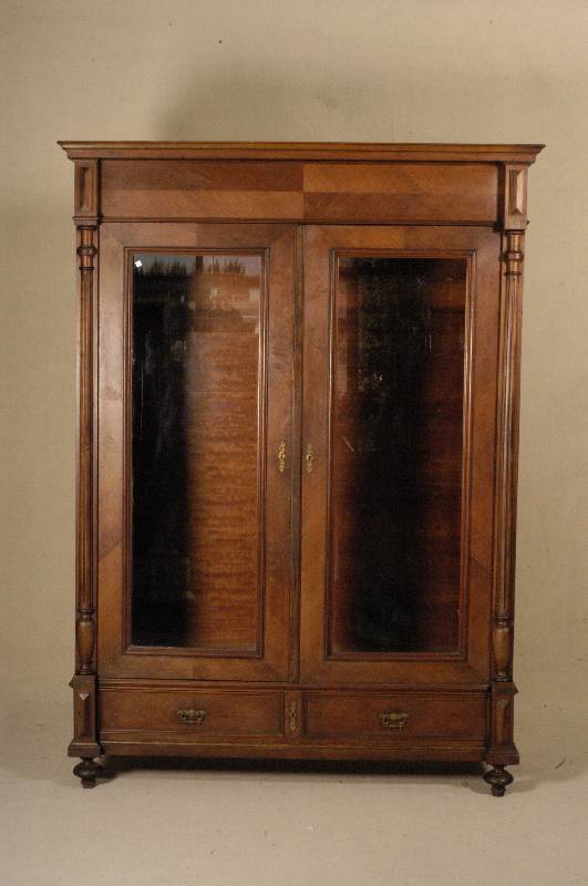 WÄsche- bzw. Vitrinenschrank, wohl deutsch, um 1880/90, GrÜnderzeit, Eiche massiv, Nussbaum , Nussbaumfurnier, gedrechselte HalbsÄulen als ...