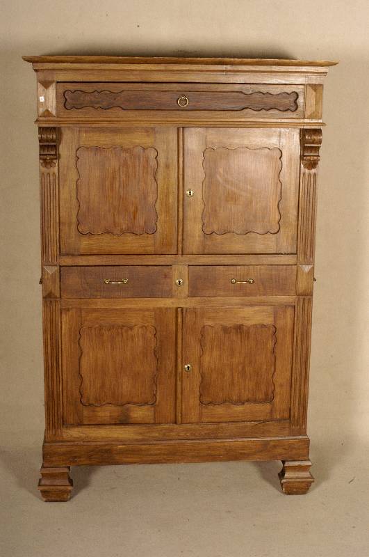 Vertiko, deutsch, um 1900, Weichholz massiv, braun gefasst, 3 SchÜbe, 4 TÜren, in geschwungener Form, MÖbel 2-teilig zerlegbar, Zierteile und ...